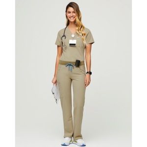 NWT Figs Sandstone Kade Cargo Scrub Pants - SMALL